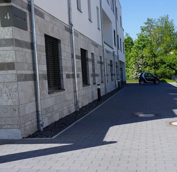 Weg an der rechten Gebäudeseite in Richtung Eingang