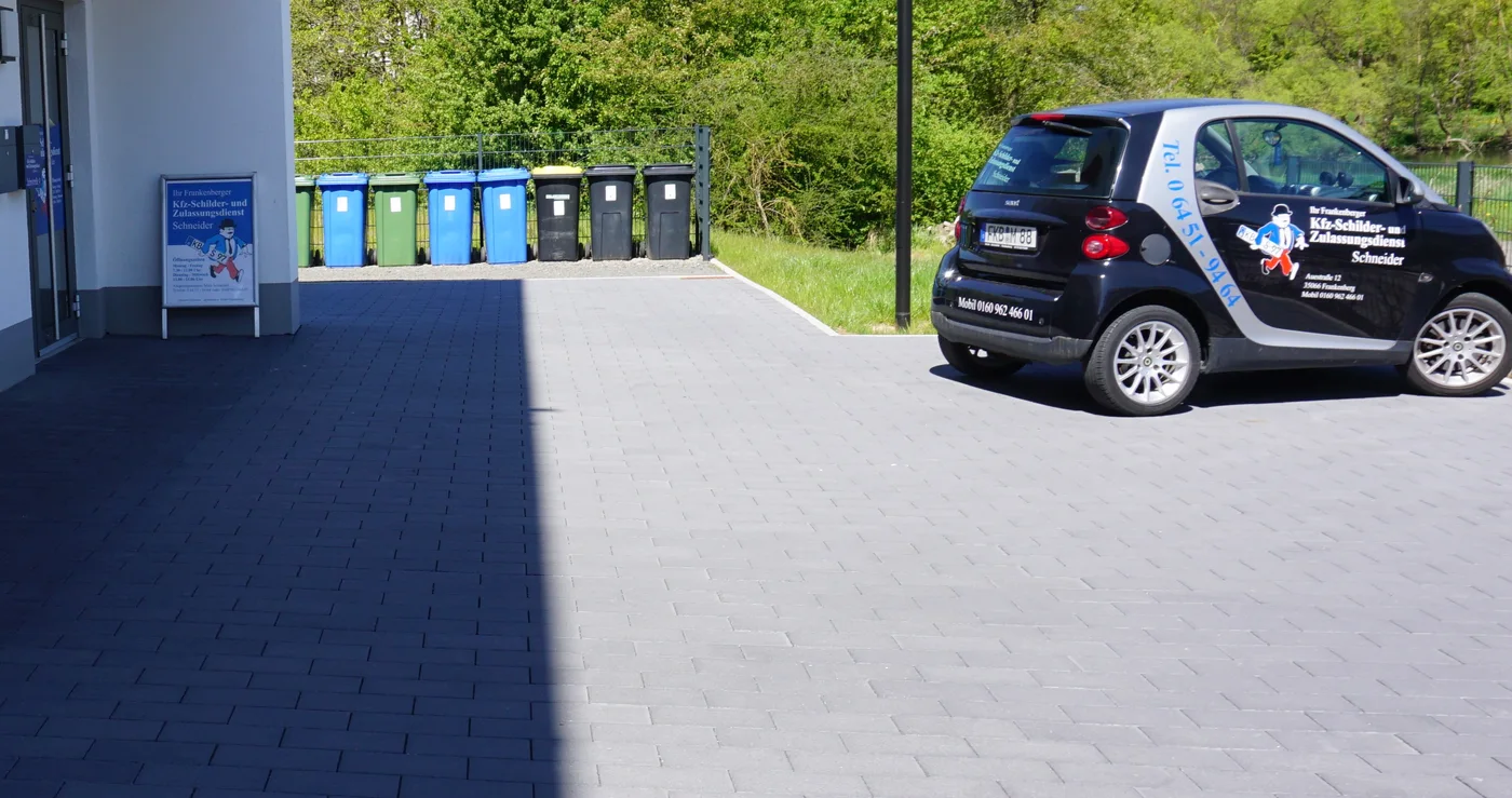 Hofansicht mit Fahrzeug des Kfz-Schilderdienstes und Eingang links im Bild