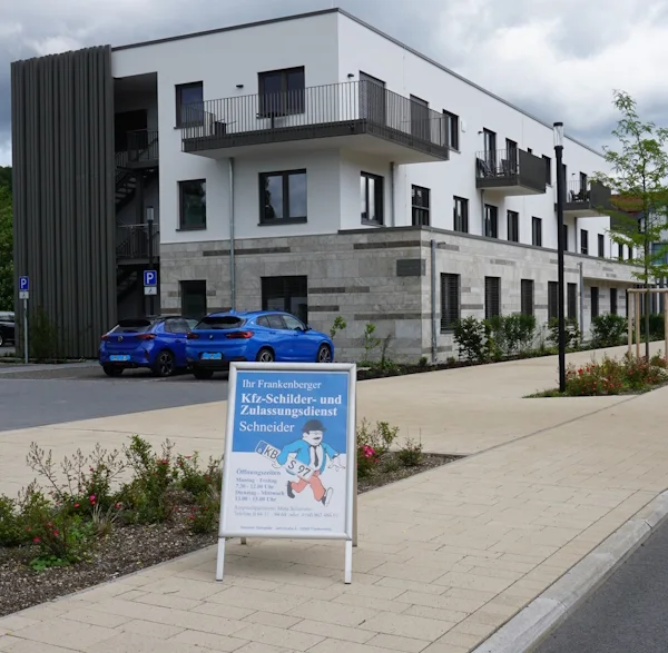 Gebäude des Kfz-Schilderdienstes Schneider in der Jahnstraße 4 mit Hinweisschild vor dem Haus